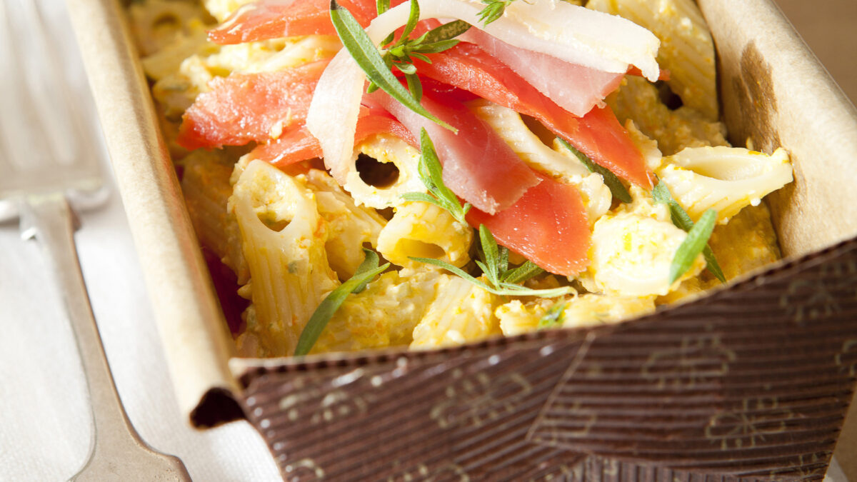 Insalata di pasta con fiori di zucca