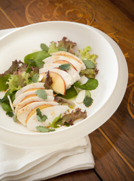 insalata di pollo e pesche con le mandorle Sale&Pepe ricetta
