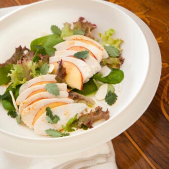 insalata di pollo e pesche con le mandorle Sale&Pepe ricetta
