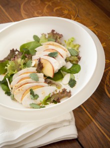 Insalata di pollo e pesche con le mandorle