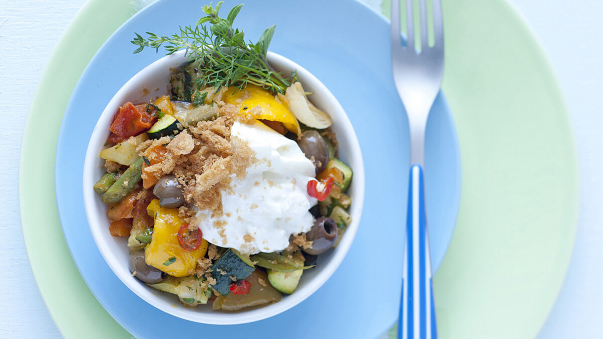 Insalata di ratatouille con olive piccanti