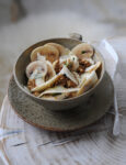 insalata-di-sedano-rapa-champignon-e-grana-con-dressing-allo-yogurt