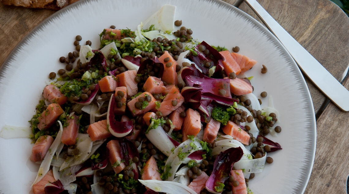 Insalata tiepida di finocchi, lenticchie e salmone con vinaigrette alla senape