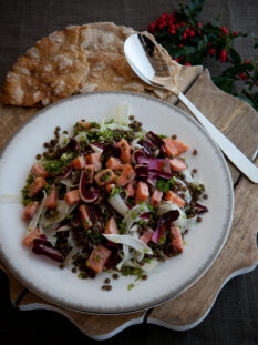 Insalata tiepida di finocchi, lenticchie e salmone con vinaigrette alla senape