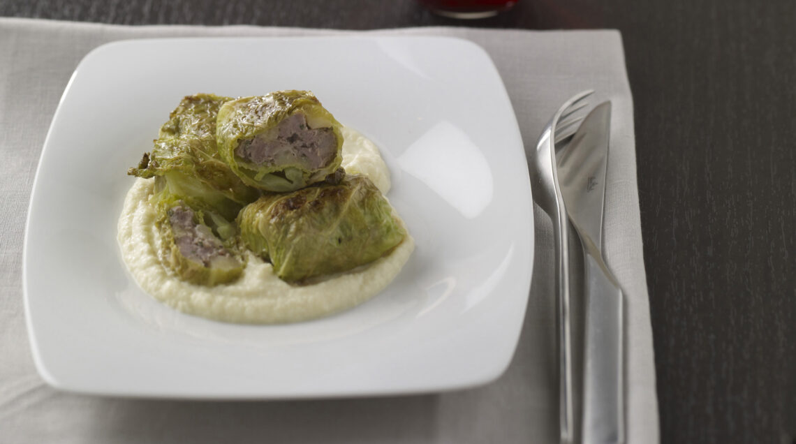 involtini-di-verza-maiale-e-mele-con-crema-di-sedano-rapa