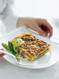 lasagne-al-ragu-bianco-con-crema-di-asparagi foto
