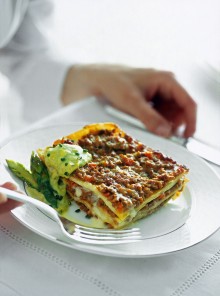 Le lasagne al ragù bianco con crema di asparagi