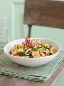 Mezze maniche con totanetti, prosciutto e rucola