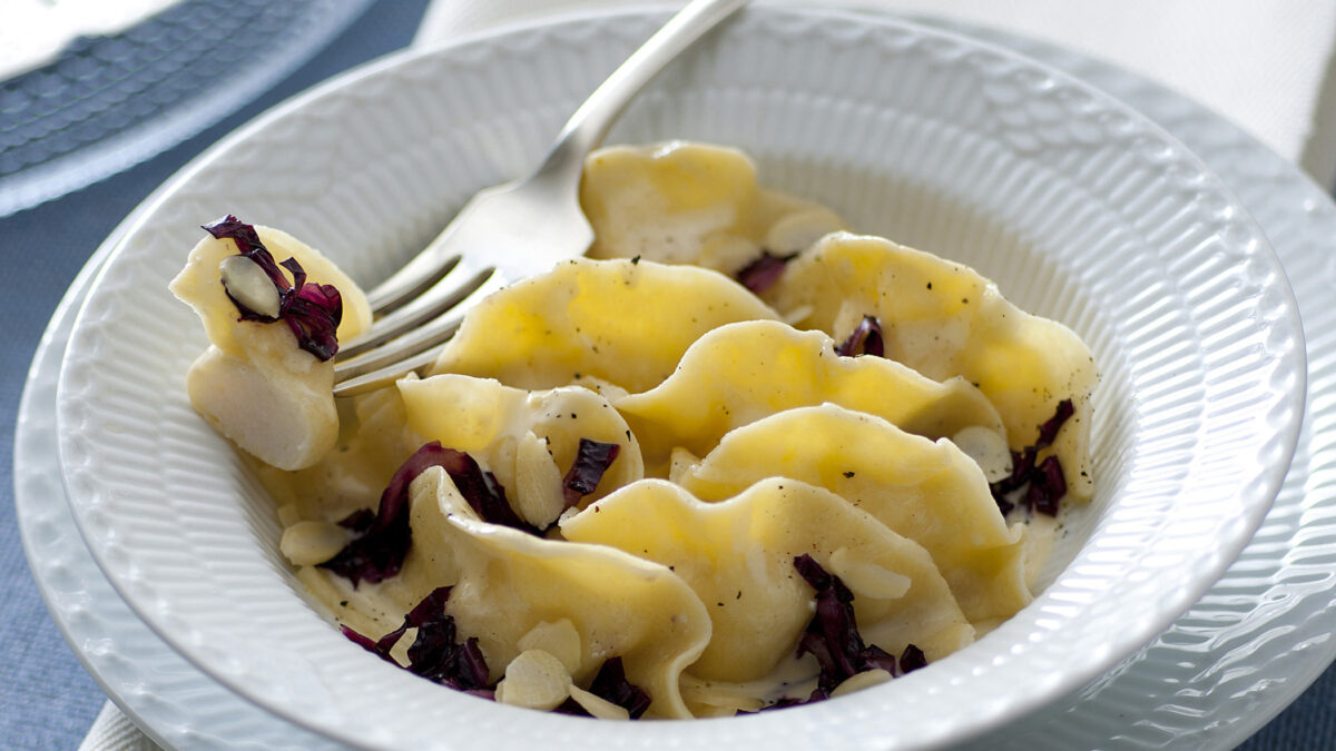 Mezzelune con radicchio, pescatrice e mandorle
