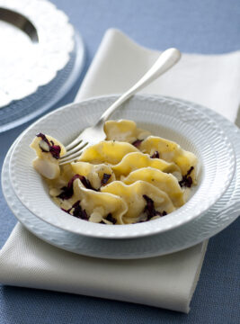 mezzelune-con-radicchio-pescatrice-e-mandorle