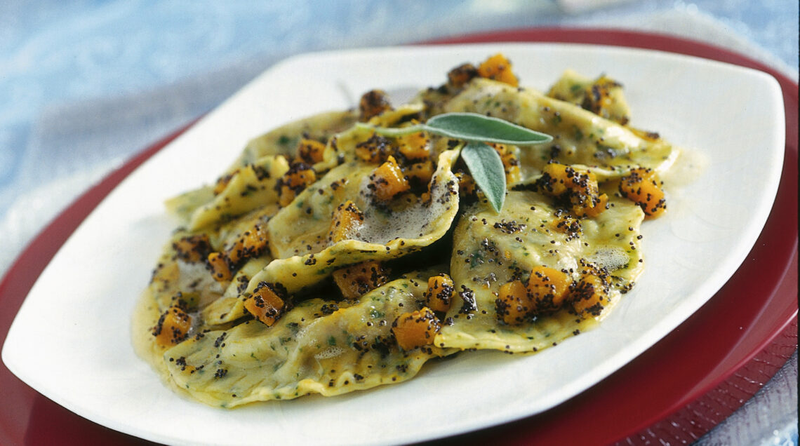 mezzelune-con-zucca-e-noci-ai-semi-di-papavero