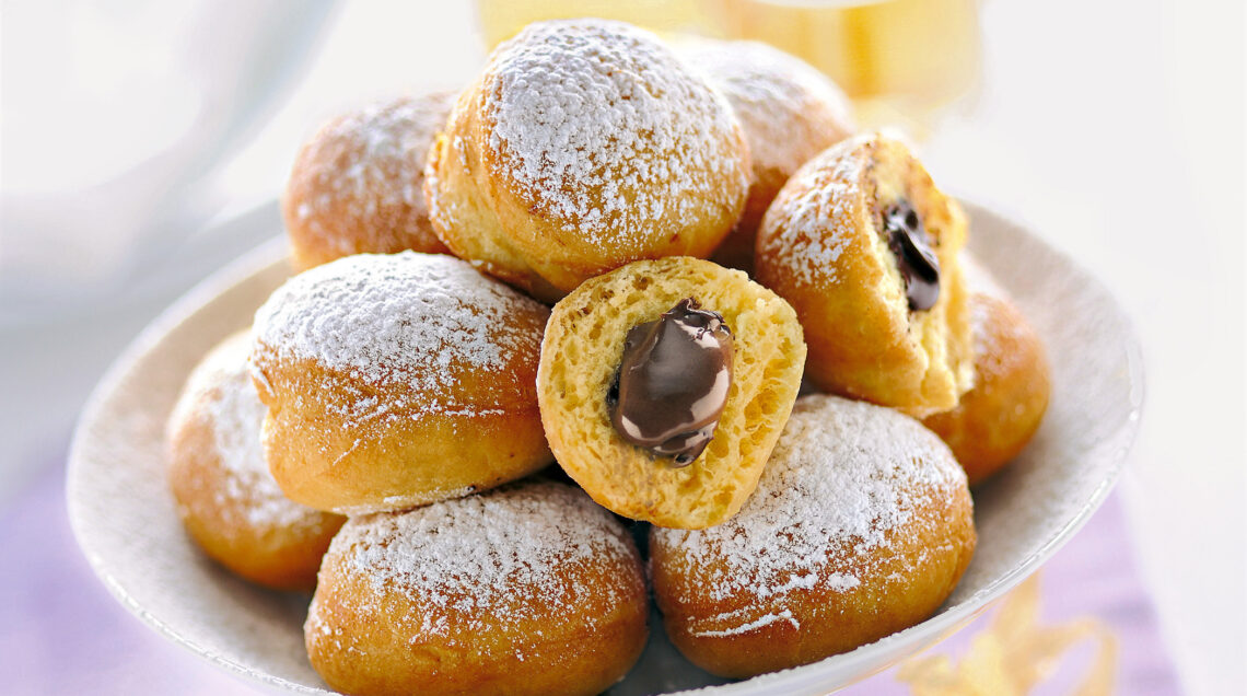 mini-krapfen-al-cioccolato-con-salsa-al-liquore ricetta