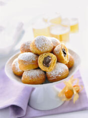 mini-krapfen-al-cioccolato-con-salsa-al-liquore ricetta