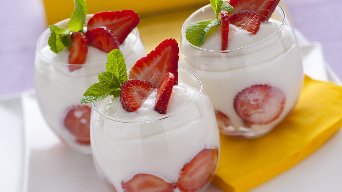Mousse di ricotta con fragole e limoncello