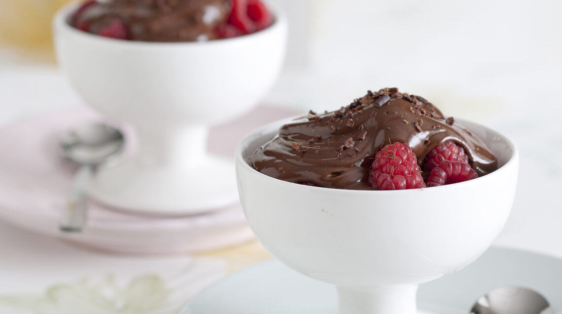 mousse-di-tofu-e-cioccolato-con-lamponi