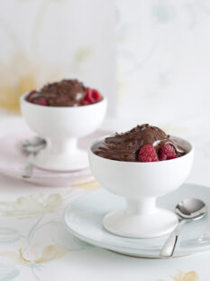 mousse-di-tofu-e-cioccolato-con-lamponi