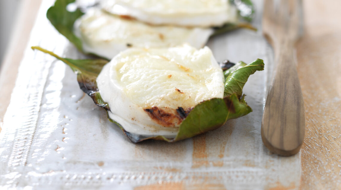 mozzarella-alla-piastra-con-foglie-di-limone