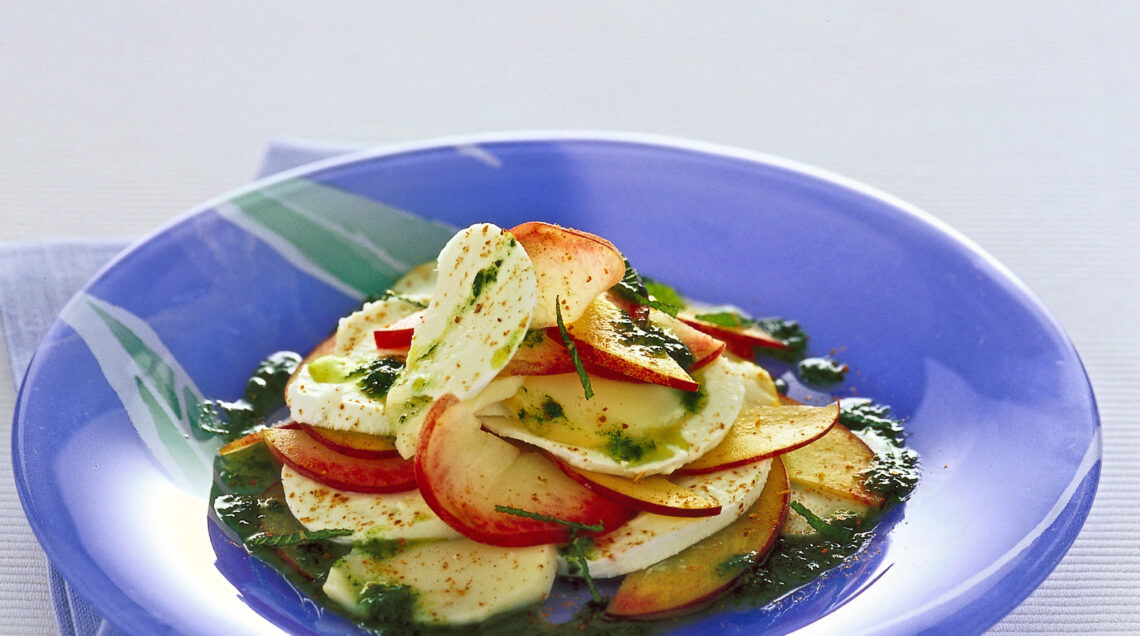 mozzarella-di-bufala-con-pesche-e-menta