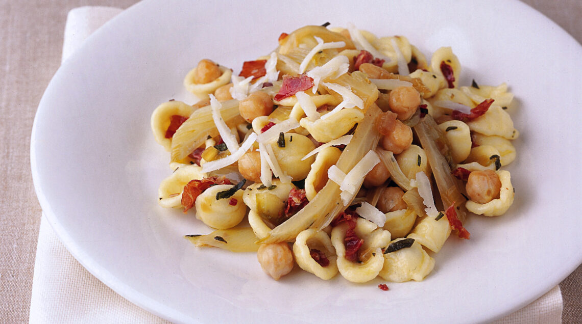 orecchiette-con-ceci-indivia-e-speck