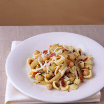 orecchiette-con-ceci-indivia-e-speck