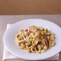 orecchiette-con-ceci-indivia-e-speck