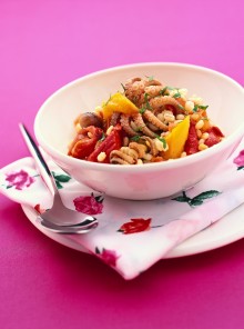 L'orzo in insalata con polpetti, peperoni e pomodori