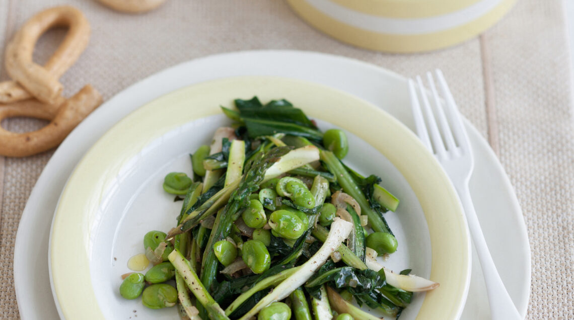 padellata-di-catalogna-puntarelle-fave-asparagi-e-lattughino-selvatico