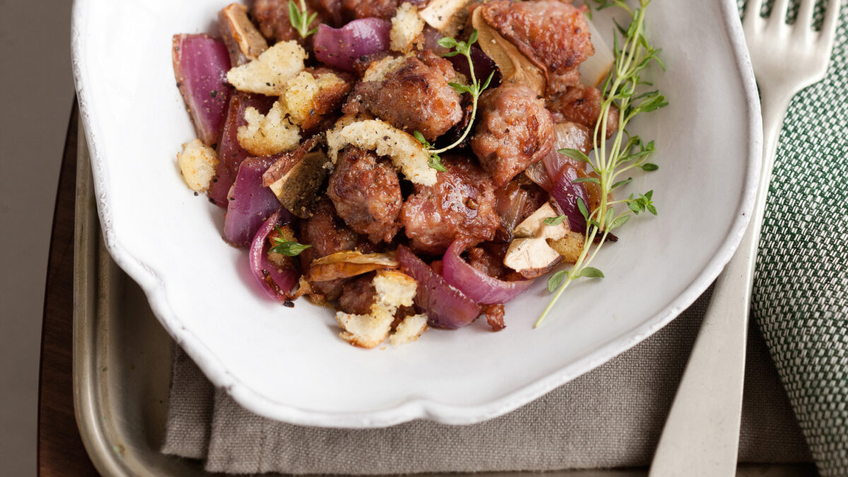 Padellata di salsiccia, cipolla e pane croccante ai funghi