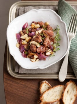 padellata-di-salsiccia-cipolla-e-pane-croccante-ai-funghi