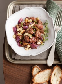 Padellata di salsiccia, cipolla e pane croccante ai funghi
