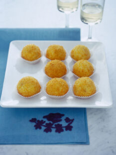 palline-di-semolino-al-cocco-con-uvetta ricetta