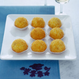 palline-di-semolino-al-cocco-con-uvetta ricetta