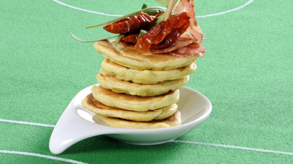 Pancakes con pomodorini secchi e salame piccante