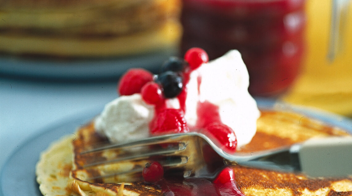 pancakes-con-salsa-ai-frutti-di-bosco ricetta