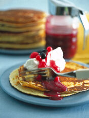 pancakes-con-salsa-ai-frutti-di-bosco ricetta