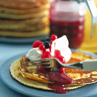 pancakes-con-salsa-ai-frutti-di-bosco ricetta