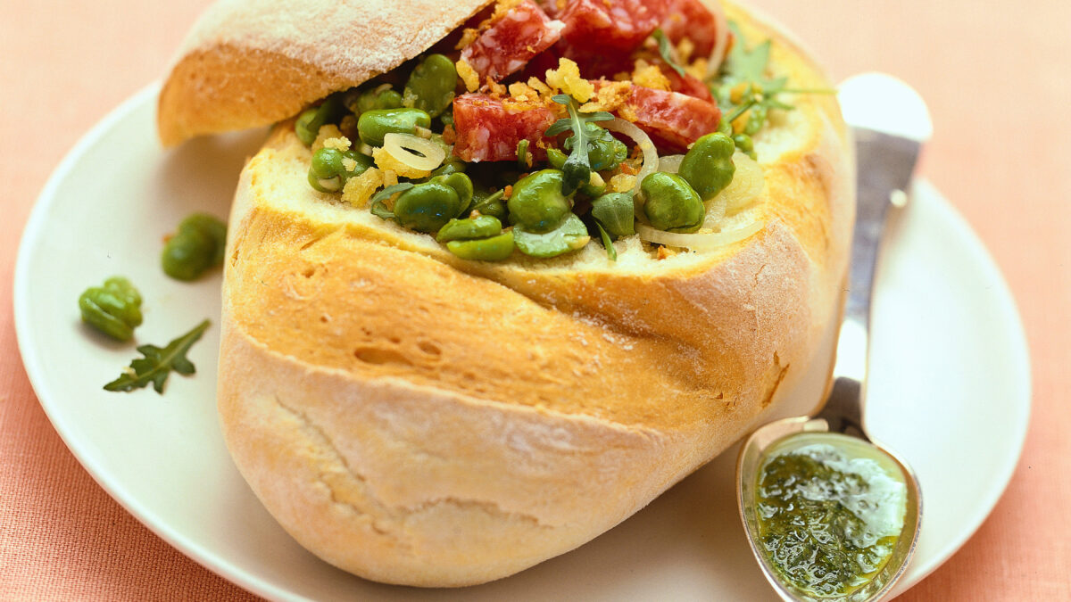 Pane con insalata di cipollotti e cacciatorino