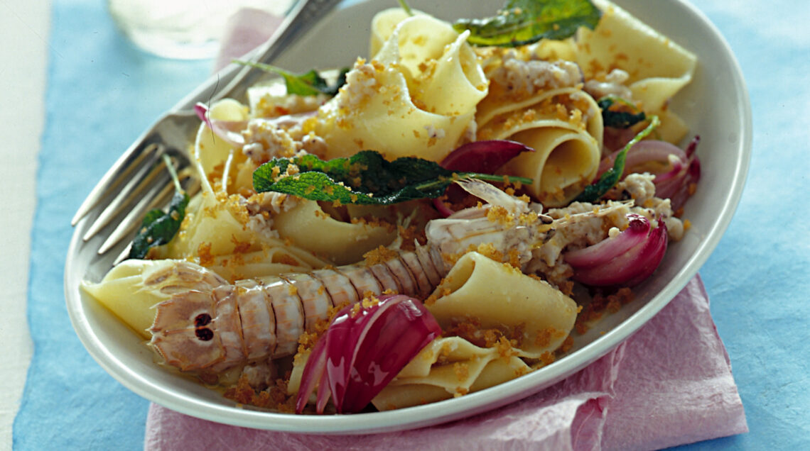 pappardelle-con-canocchie-e-cipolle-di-tropea ricetta