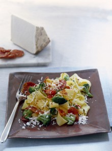 Pappardelle con ricotta, broccoli e salame