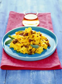Le pappardelle con zucca e salsiccia alla cannella