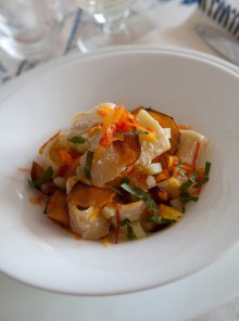 La pasta fredda con peperoni, melanzane e frutta secca
