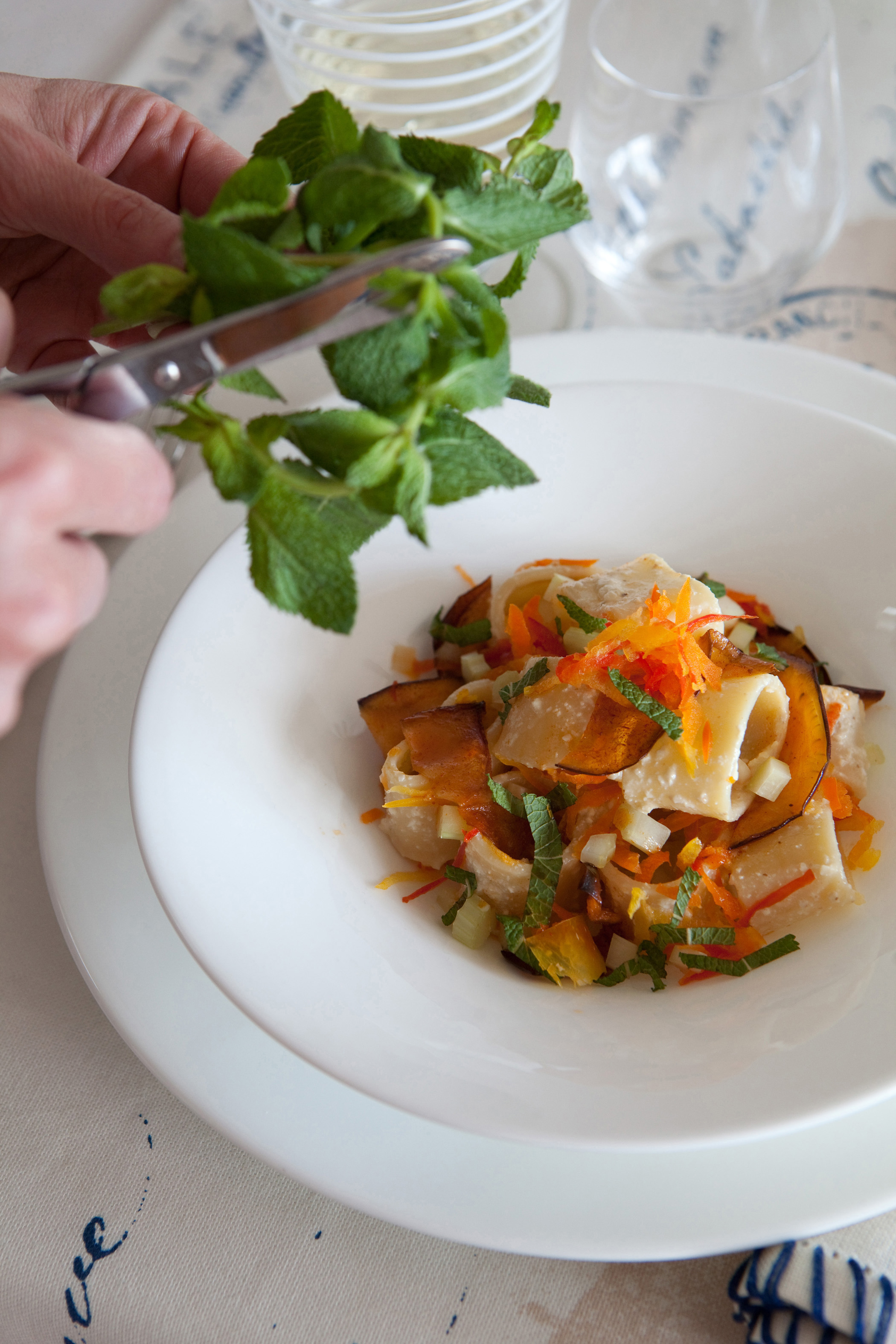 Pasta fredda con peperoni, melanzane e frutta secca | Sale ...