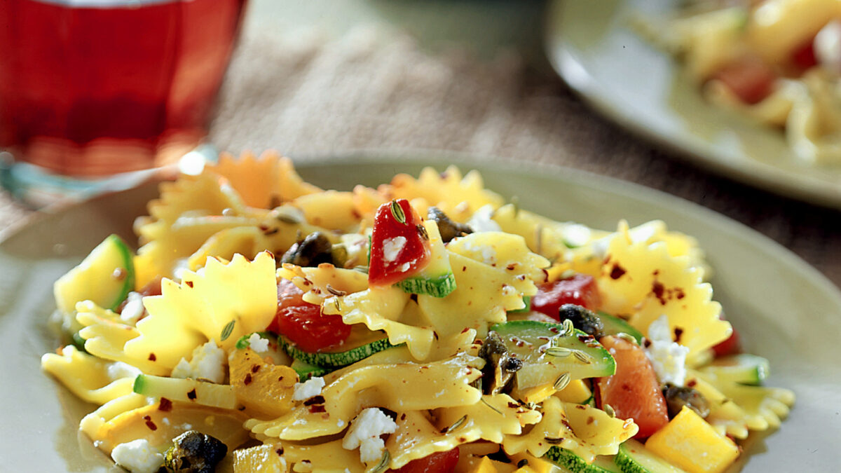 Pasta fredda con feta e capperi