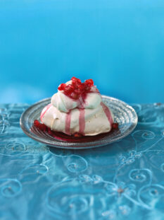 piccole-pavlova-con-sciroppo-di-melagrana