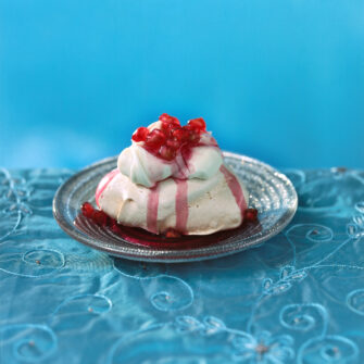 piccole-pavlova-con-sciroppo-di-melagrana