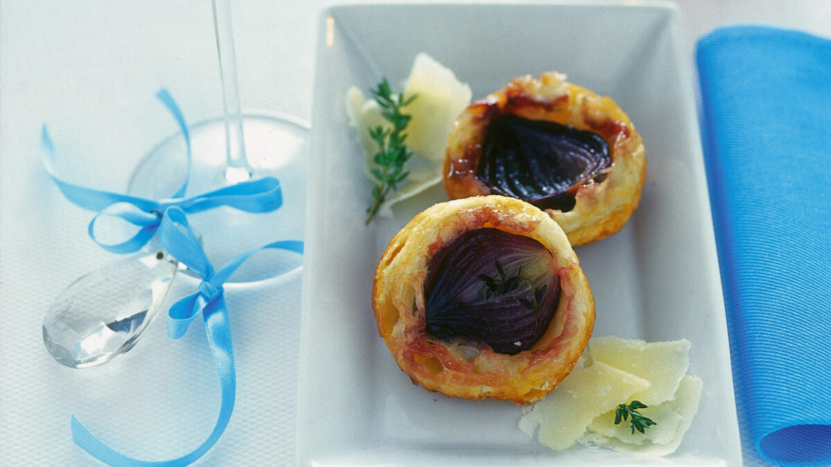Piccole tatin con cipolla rossa caramellata