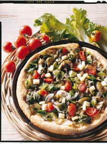 Pizza con scarola, cipolla e pomodori ciliegia