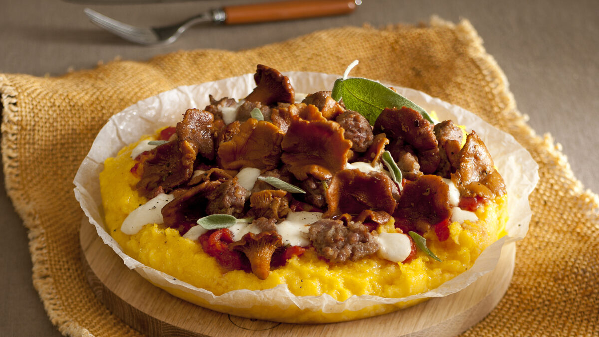 Pizza di polenta con finferli e salsiccia