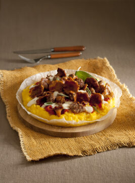 pizza-di-polenta-con-finferli-e-salsiccia