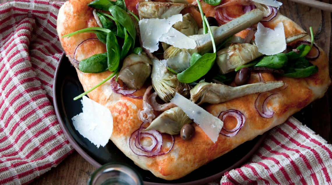 pizza-ortolana-con-carciofi-spinaci-e-raspadura